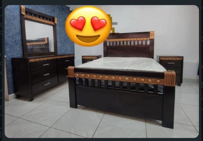 JUEGO DE APOSENTO NEGRO CON DISEÑOS COLOR MADERA
