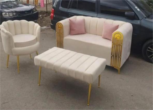 JUEGO DE MUEBLE CON DIVAN Y FLOR DE LOTE CREMA