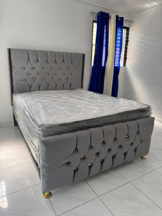 JUEGO DE CAMA EN 60, ESPALDAR Y COLCHON GRIS CON DORADO